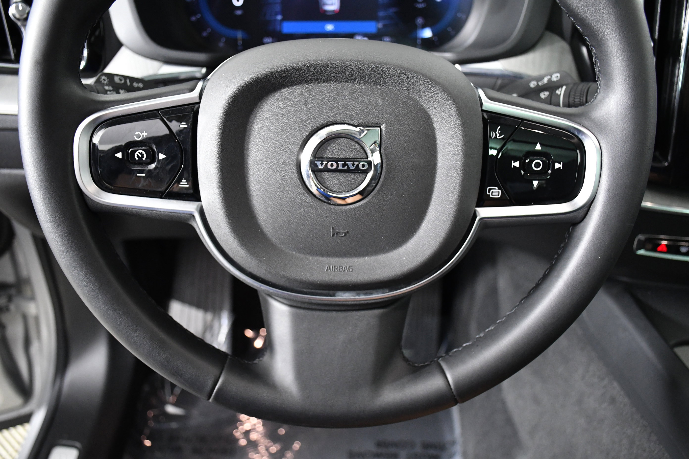 Used 2025 Volvo XC60 B5 Plus image 10