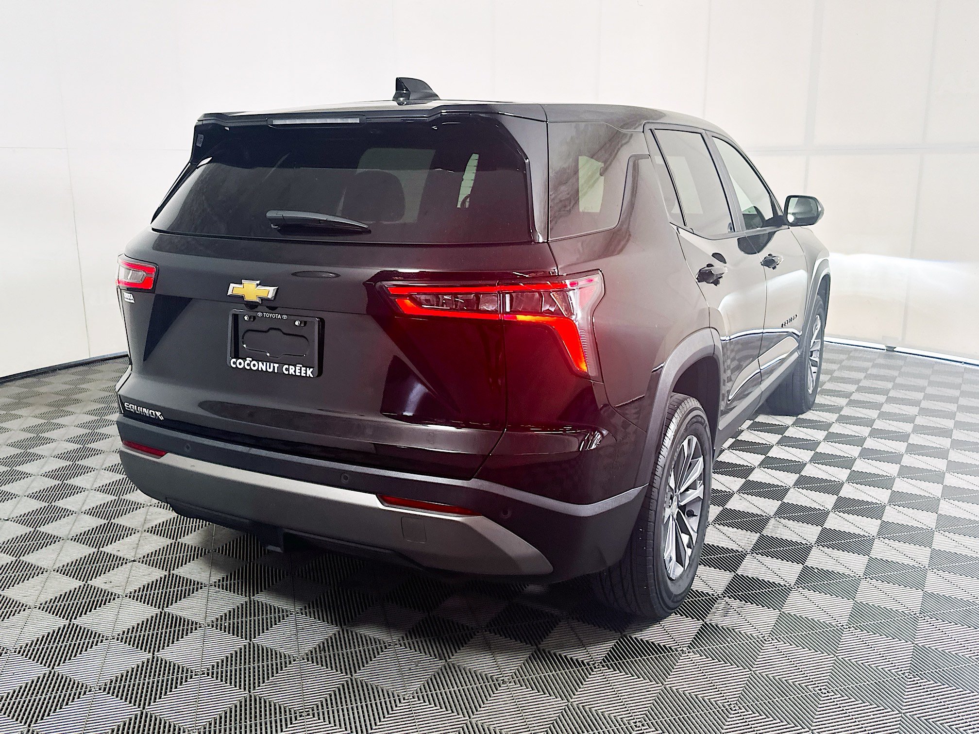 Used 2025 Chevrolet Equinox LT FWD image 3