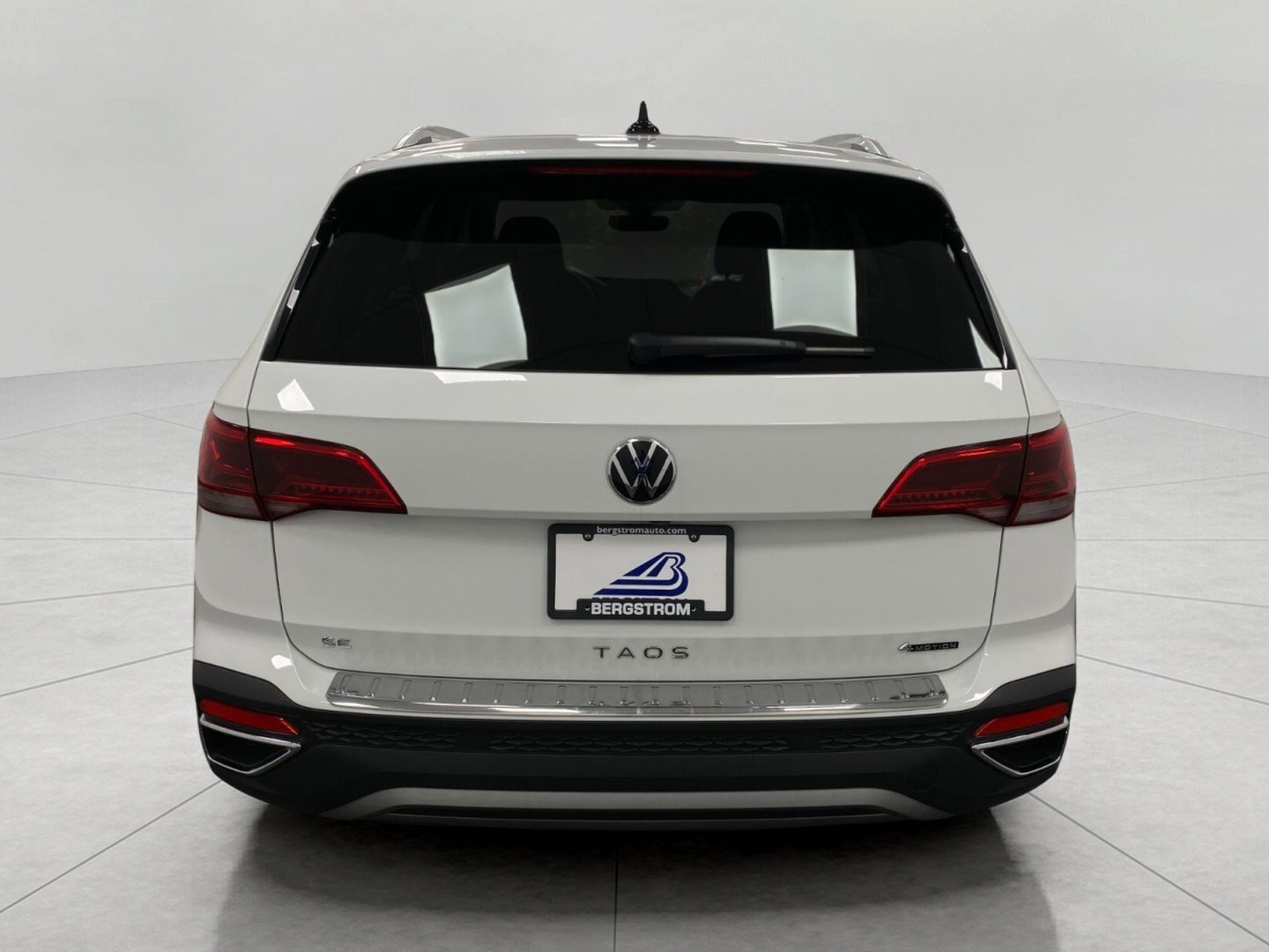 Used 2023 Volkswagen Taos SE w/ Panoramic Sunroof Package AWD/4WD image 5