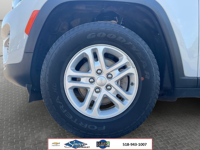 Used 2023 Jeep Grand Cherokee Laredo w/ Luxury Tech Group I AWD/4WD image 9
