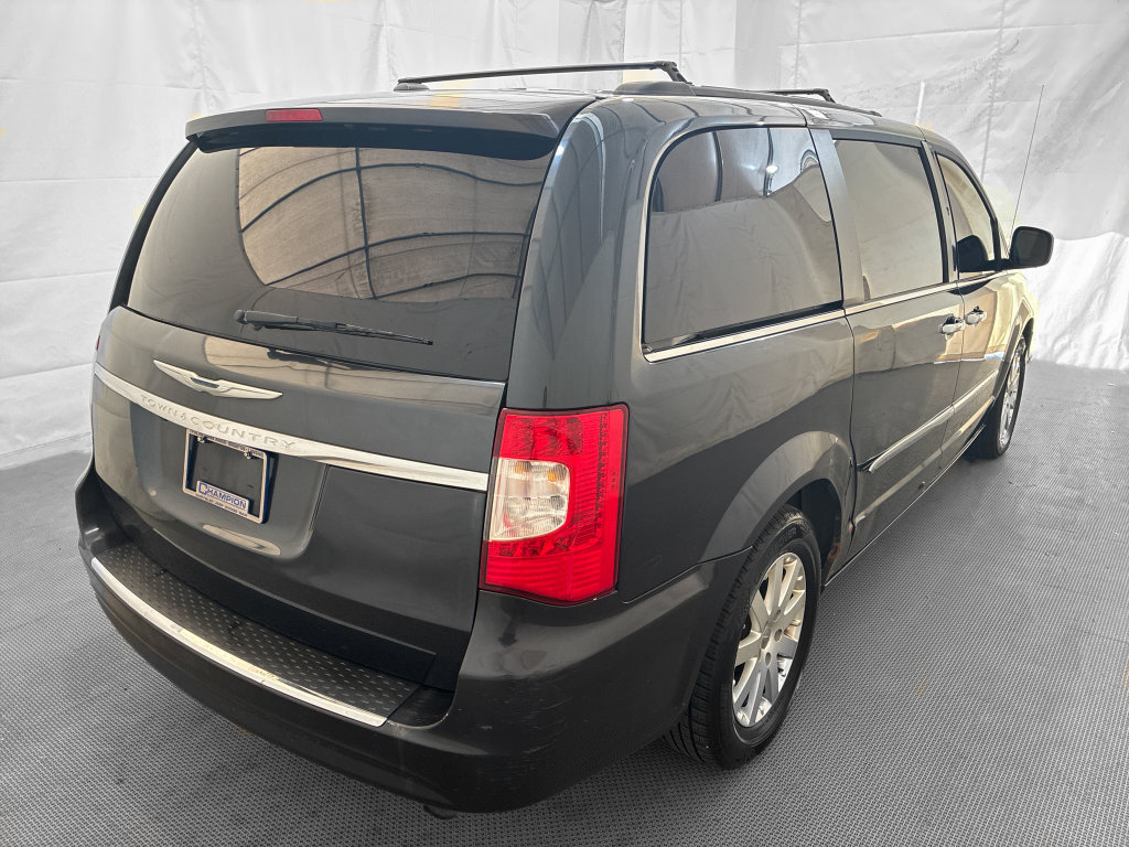 Used 2014 Chrysler Town & Country Touring w/ Driver Convenience Group FWD image 6
