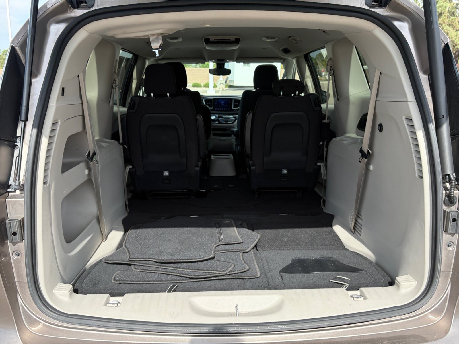 Used 2017 Chrysler Pacifica Touring FWD image 32