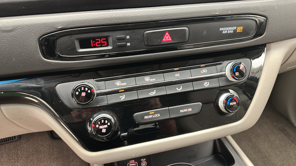 Used 2017 Kia Sedona LX FWD image 19