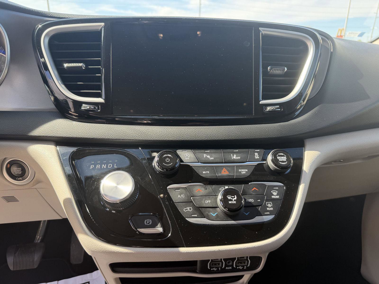 Used 2023 Chrysler Pacifica Touring-L FWD image 17
