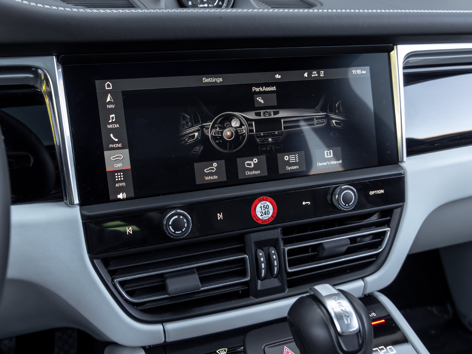 Certified 2025 Porsche Macan AWD/4WD image 34