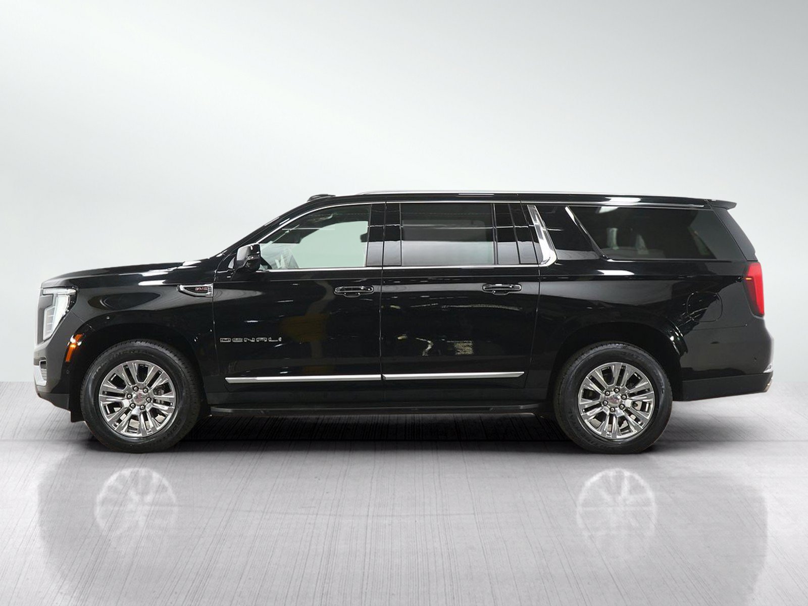 Used 2025 GMC Yukon XL Denali AWD/4WD image 2