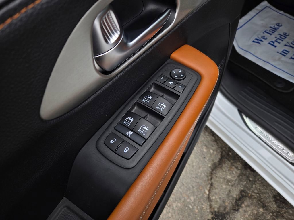 Used 2025 Chrysler Pacifica Pinnacle image 14