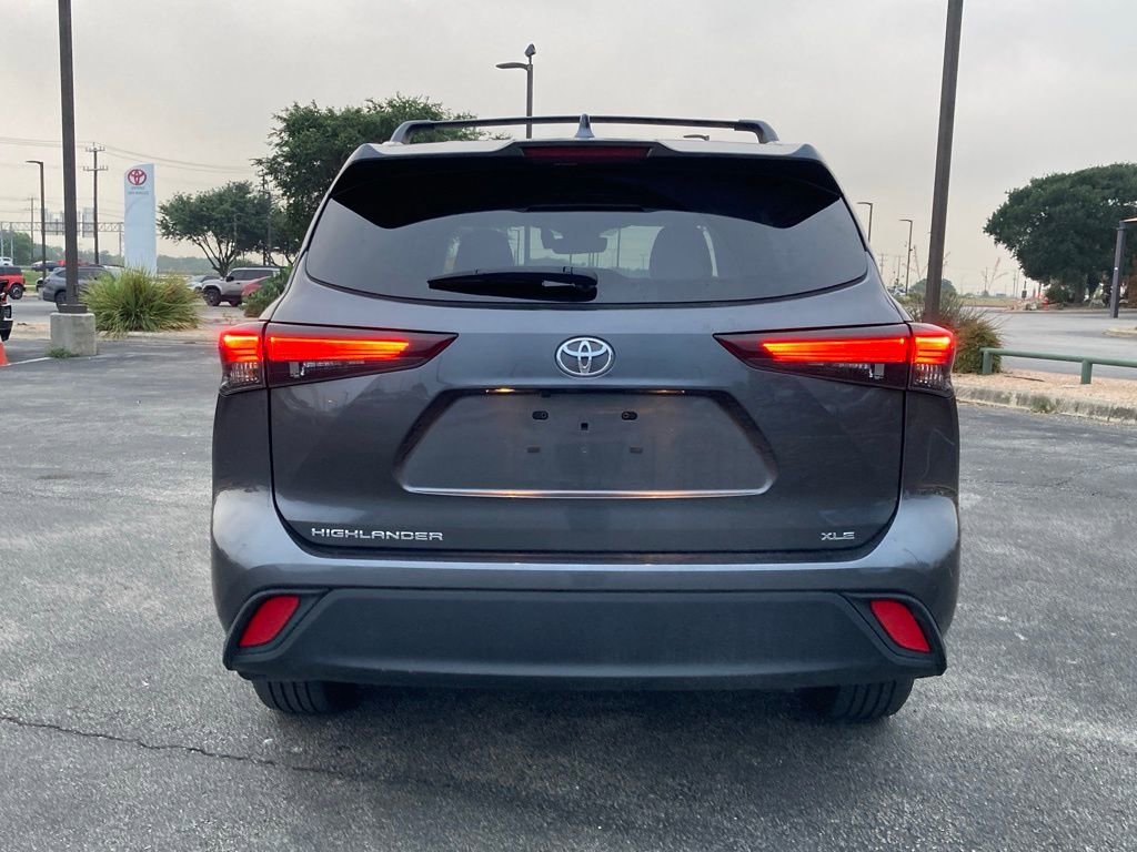 Certified 2024 Toyota Highlander XLE FWD image 6