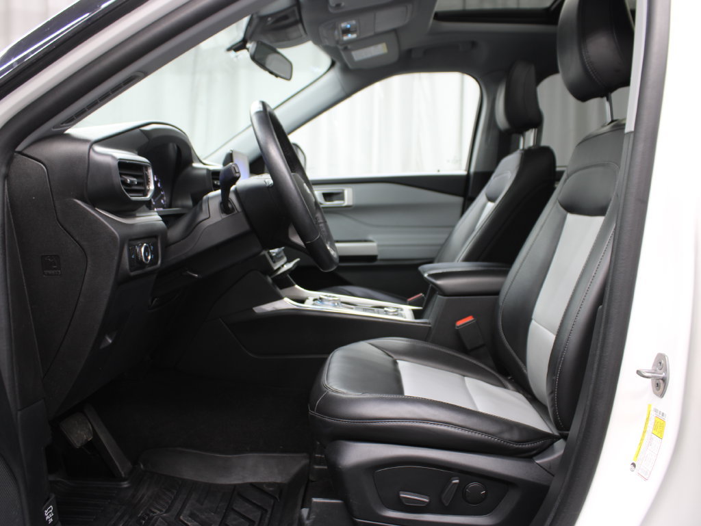 Used 2023 Ford Explorer XLT w/ XLT Sport Appearance Package AWD/4WD image 15