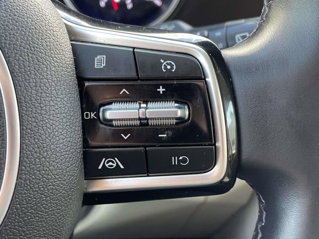 Used 2022 Kia Carnival LX image 21