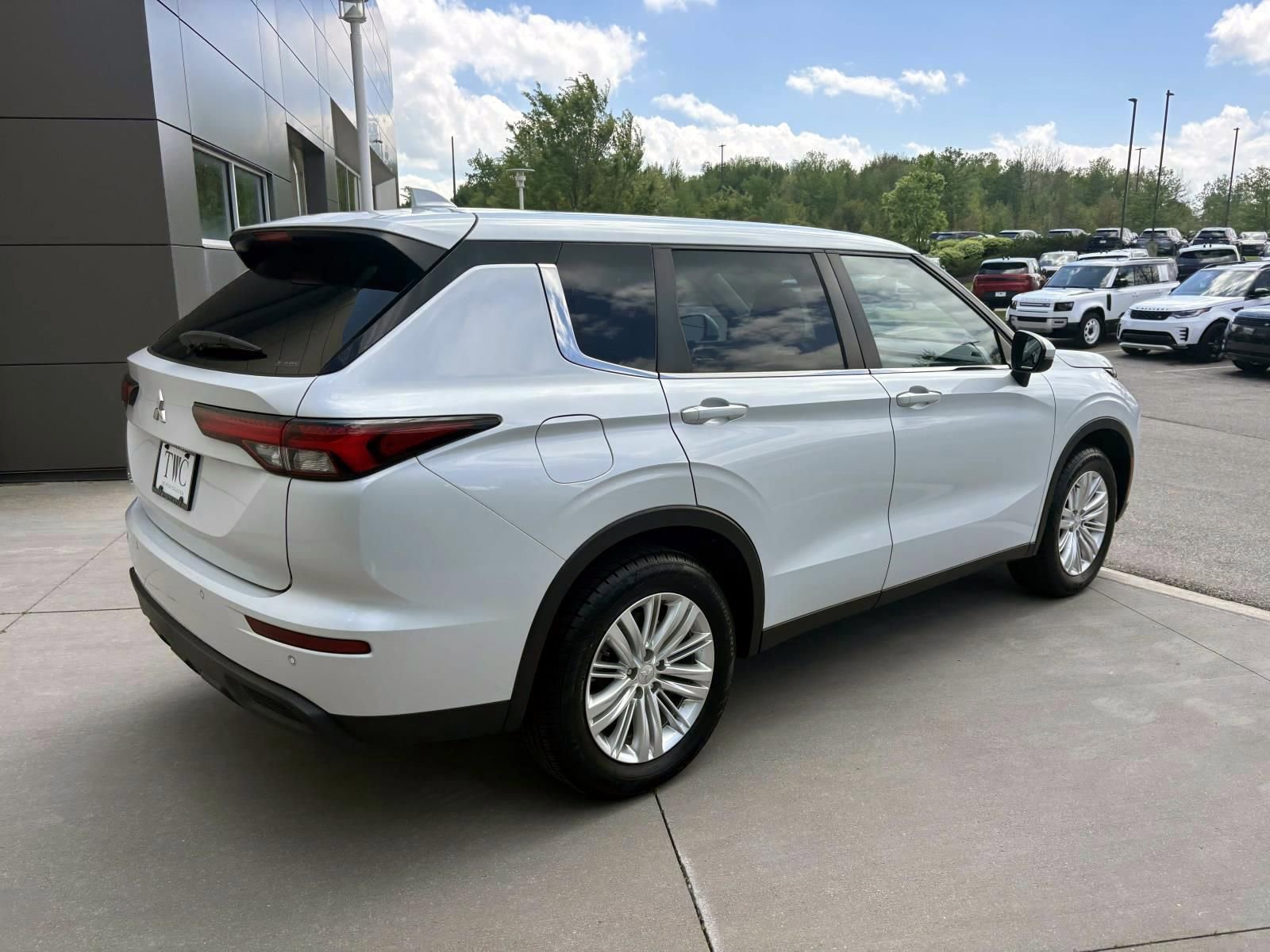 Used 2023 Mitsubishi Outlander ES AWD/4WD image 5