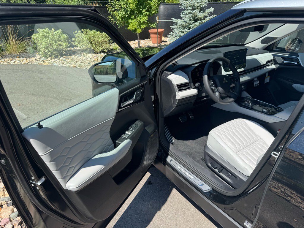 Used 2025 Mitsubishi Outlander AWD image 23