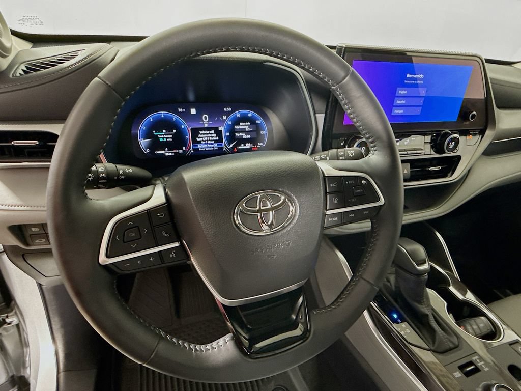 Certified 2025 Toyota Highlander Platinum AWD/4WD image 11