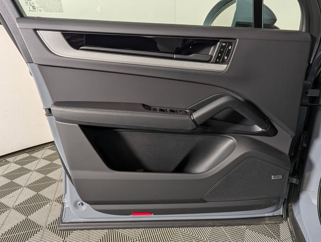 Certified 2025 Porsche Cayenne image 24