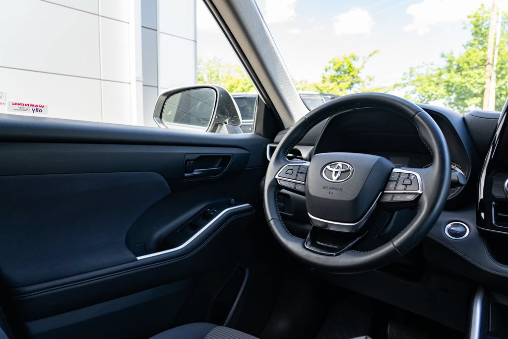 Used 2020 Toyota Highlander LE AWD/4WD image 12
