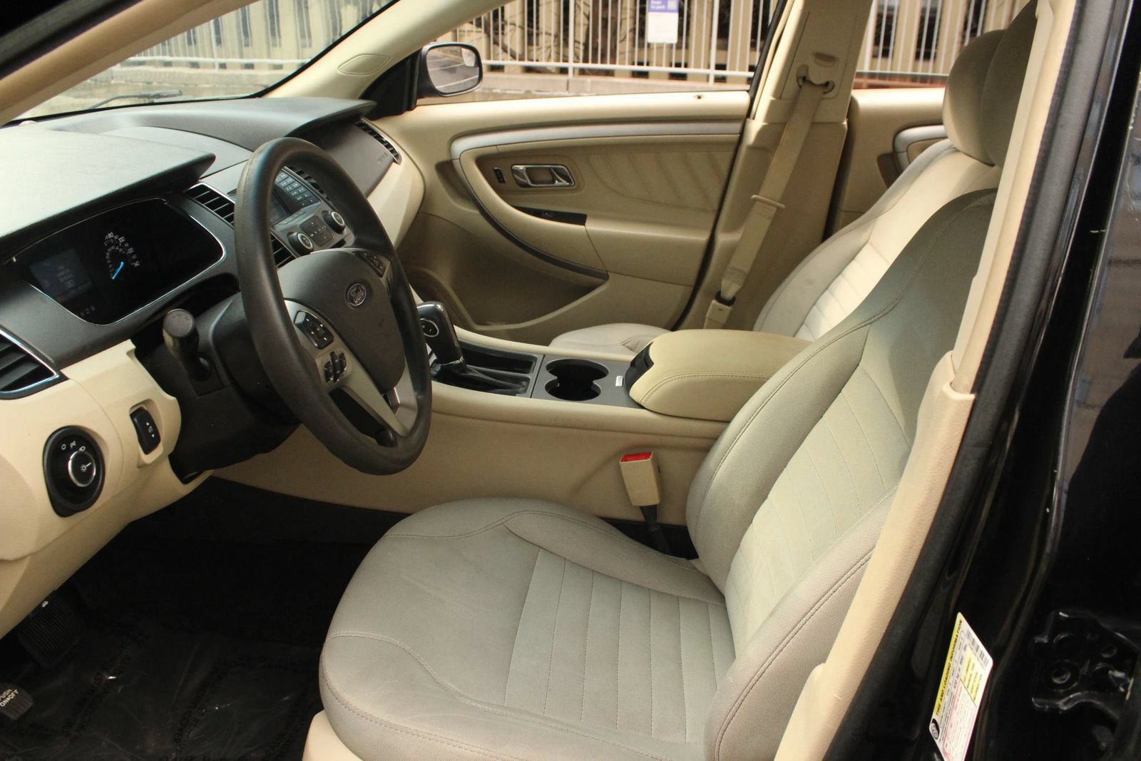 Used 2016 Ford Taurus SE FWD image 14