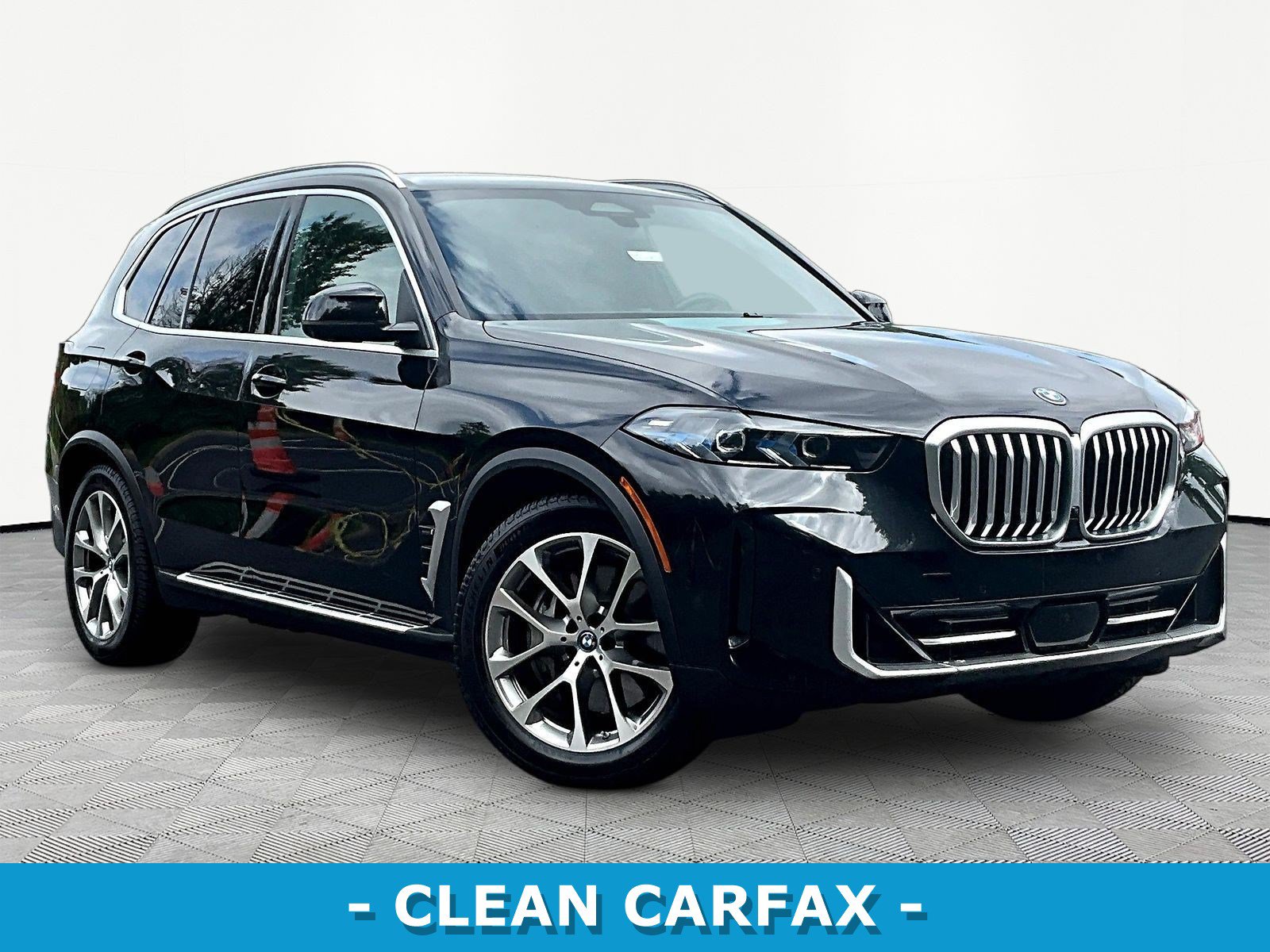 Used 2024 BMW X5 xDrive50e AWD/4WD image 3