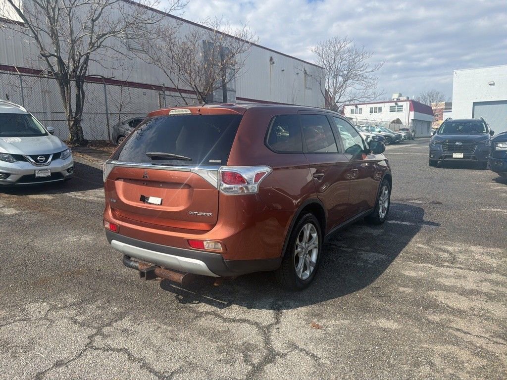 Used 2015 Mitsubishi Outlander SE image 15