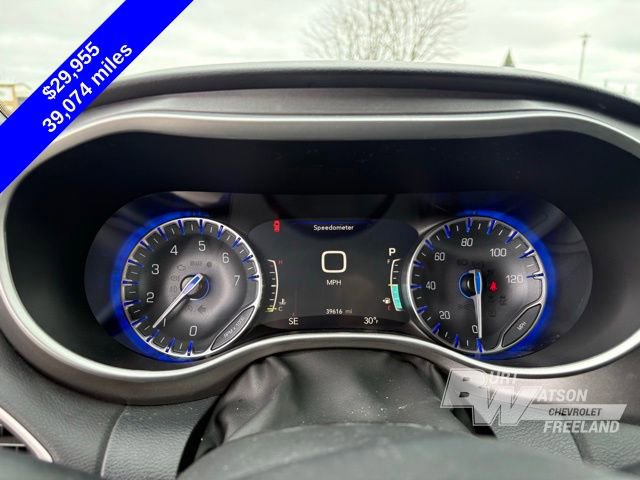 Used 2025 Chrysler Pacifica Select image 18