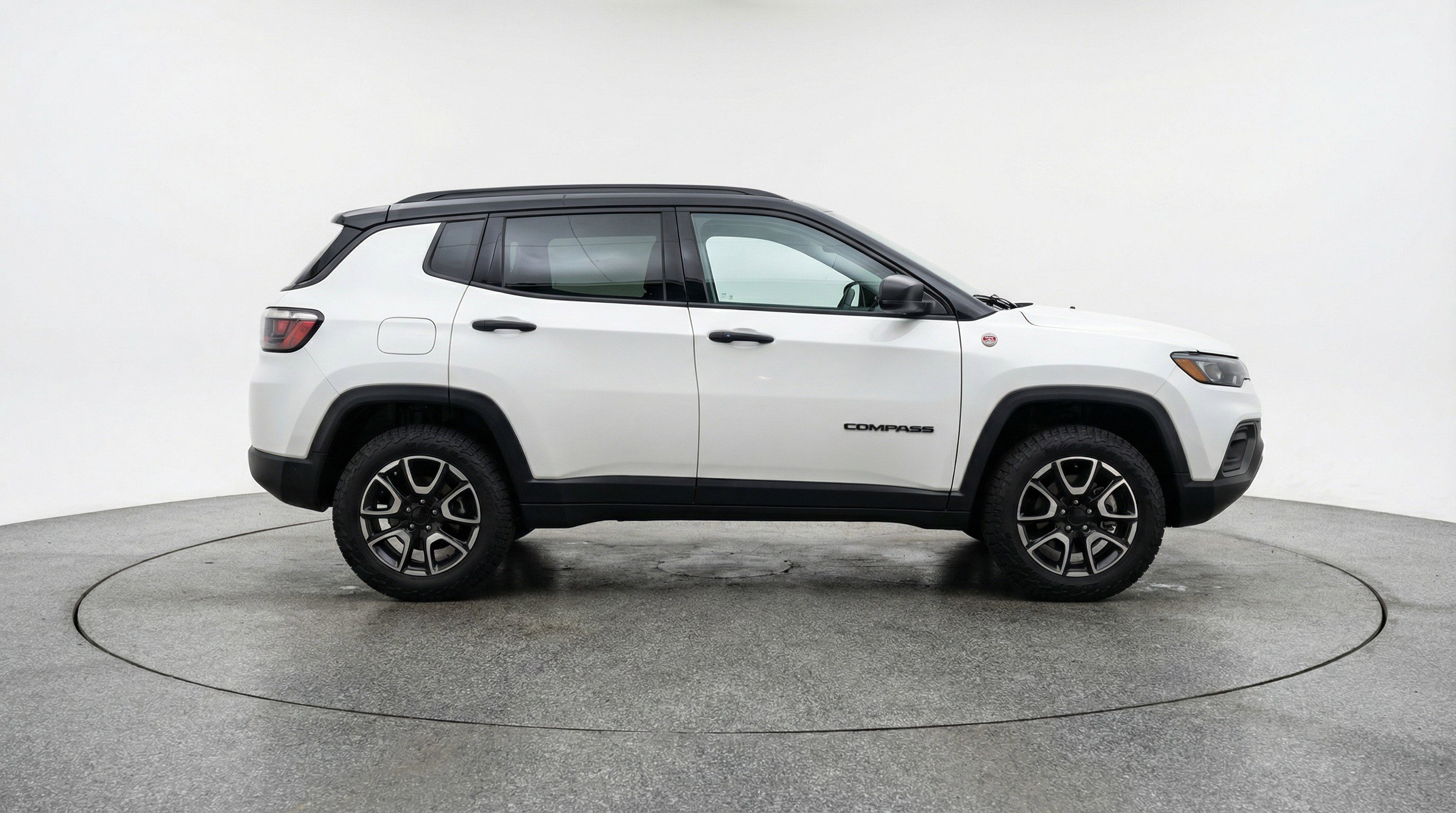 Used 2025 Jeep Compass Trailhawk AWD/4WD image 11