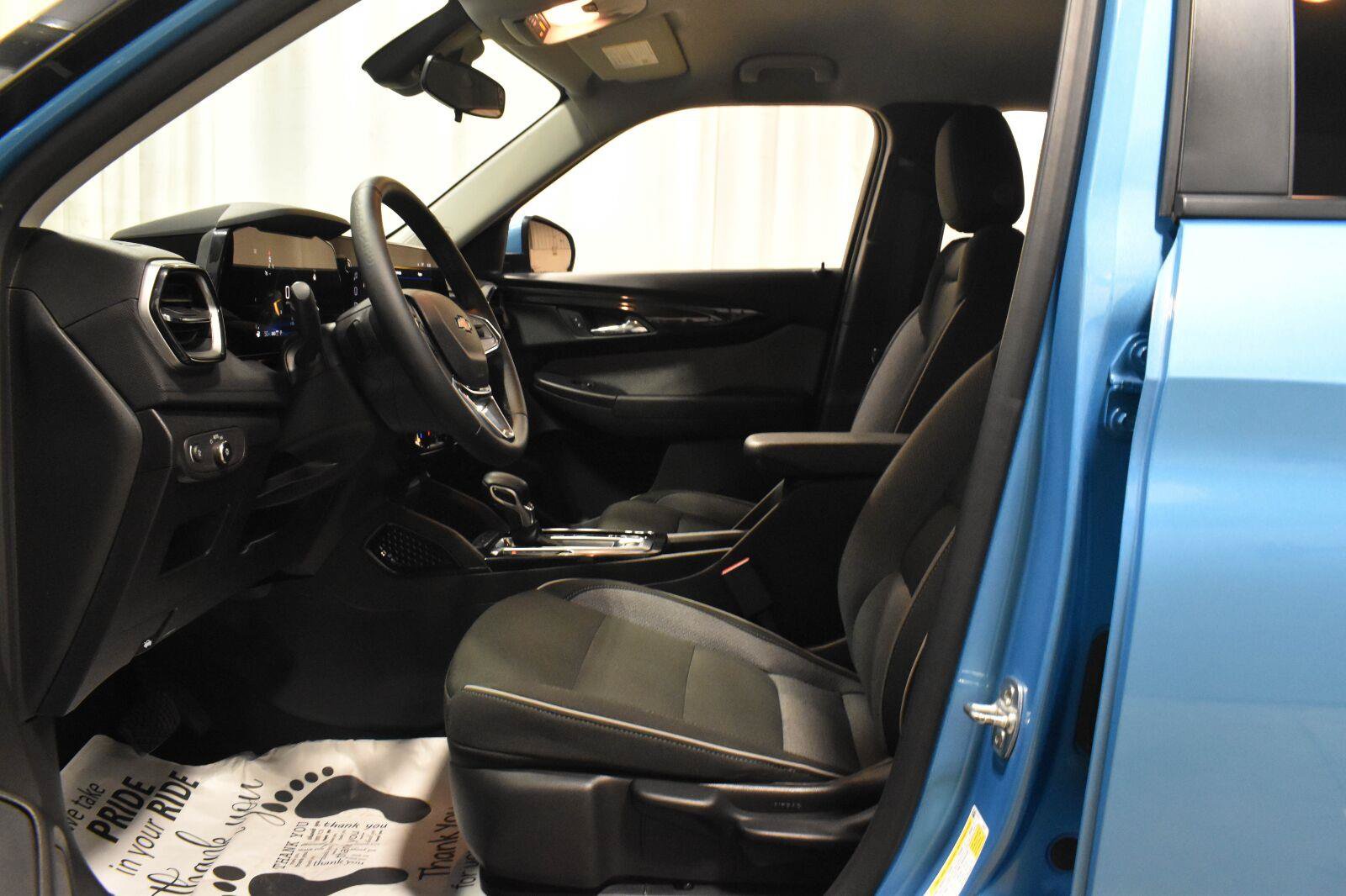Used 2025 Chevrolet TrailBlazer LT w/ LPO, Blackout Package AWD/4WD image 3