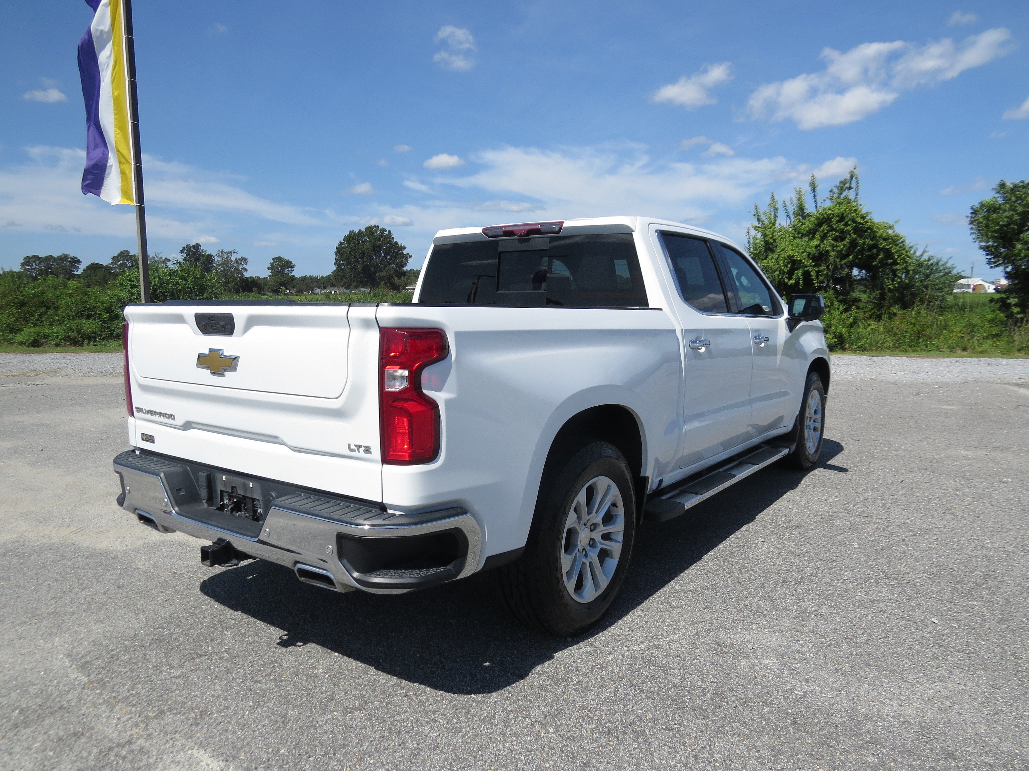 Used 2022 Chevrolet Silverado 1500 LTZ w/ Technology Package AWD/4WD image 3