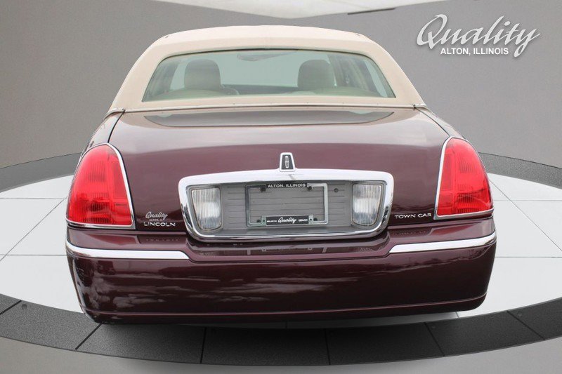 Used 2006 Lincoln Town Car Signature image 5