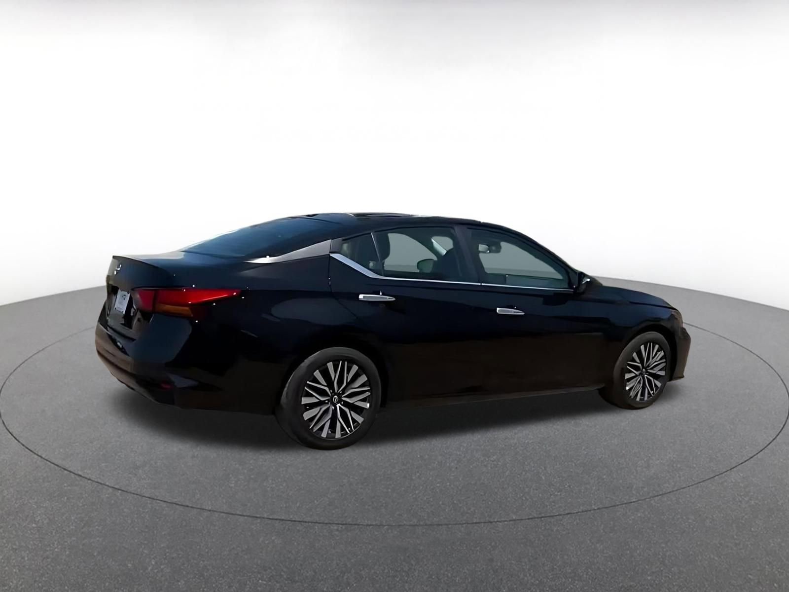 Used 2025 Nissan Altima 2.5 SV FWD image 15
