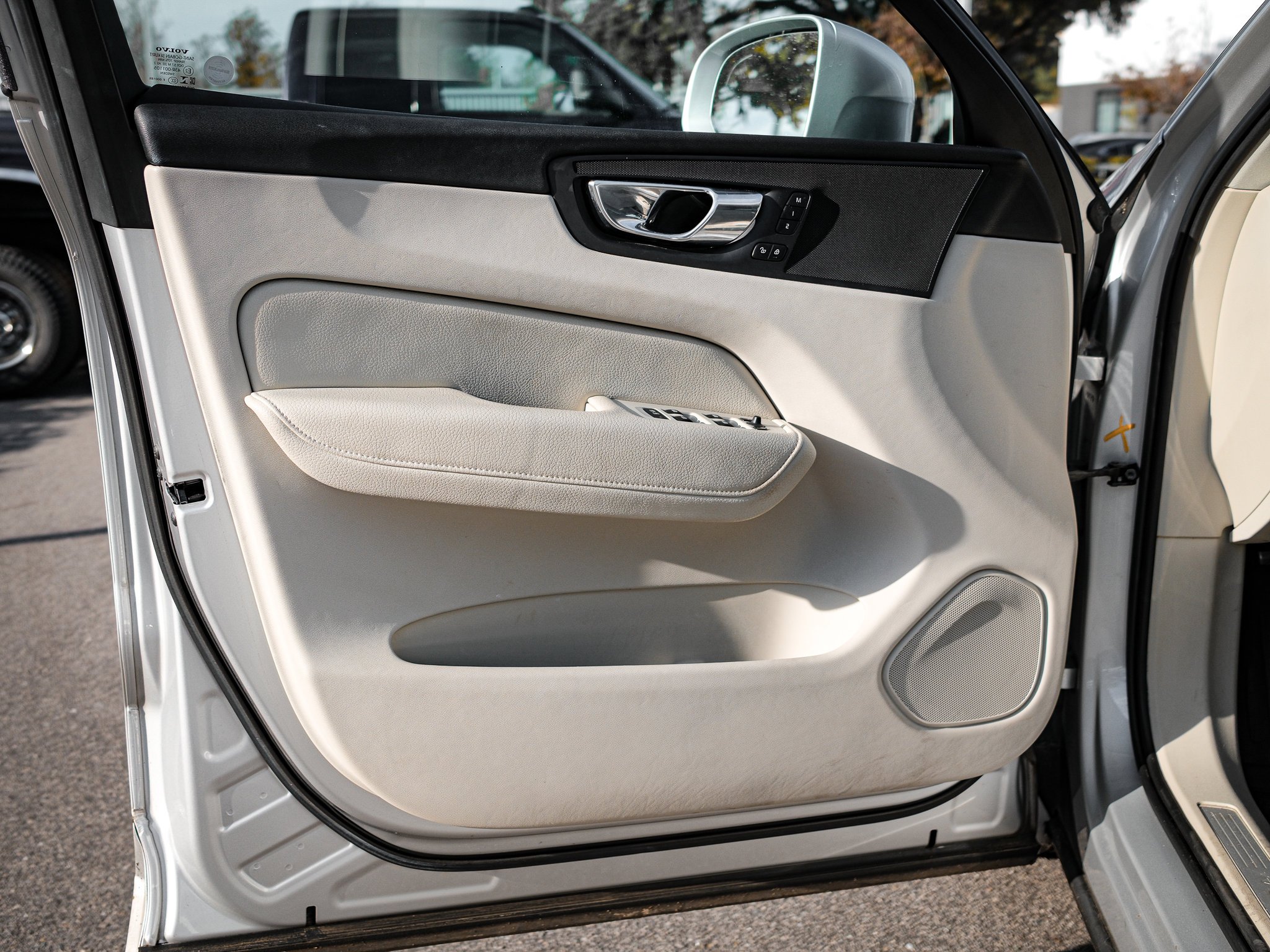 Used 2020 Volvo XC60 T6 Momentum image 14