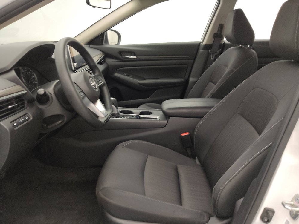 Used 2025 Nissan Altima 2.5 SV FWD image 17
