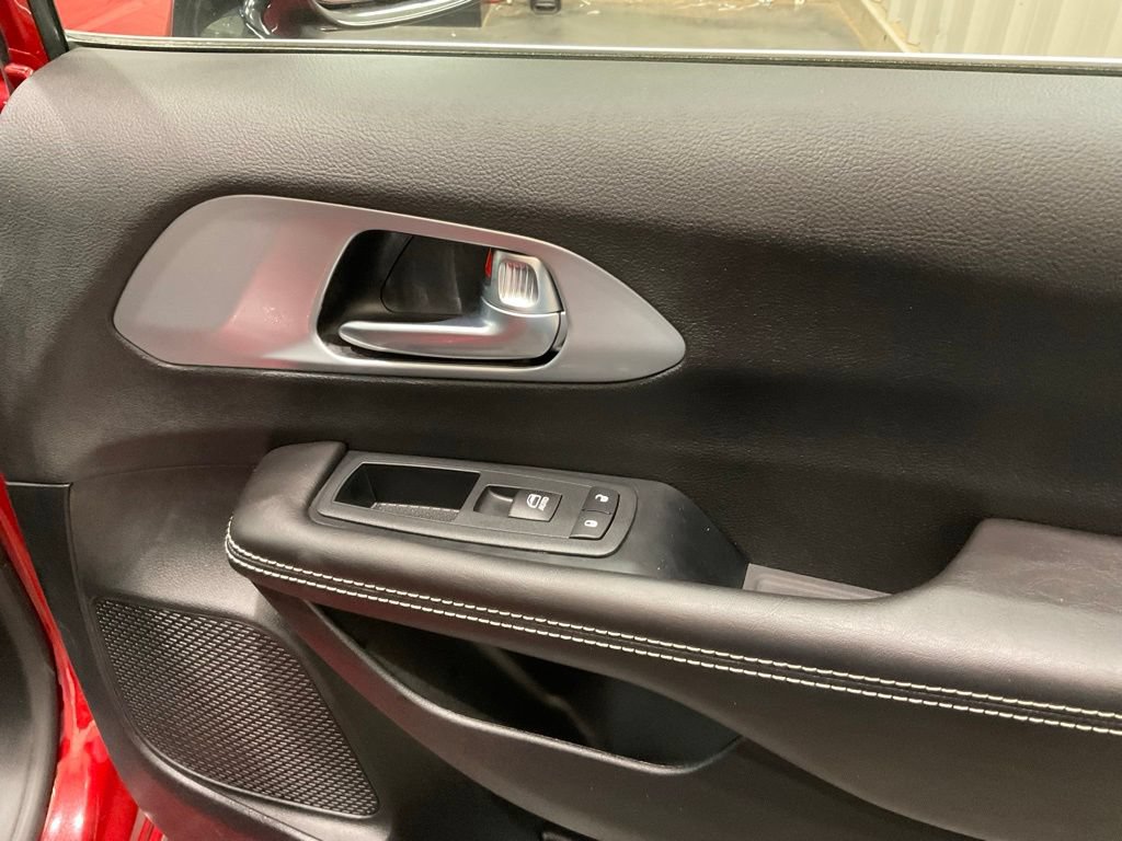 Used 2026 Chrysler Pacifica Limited FWD image 12