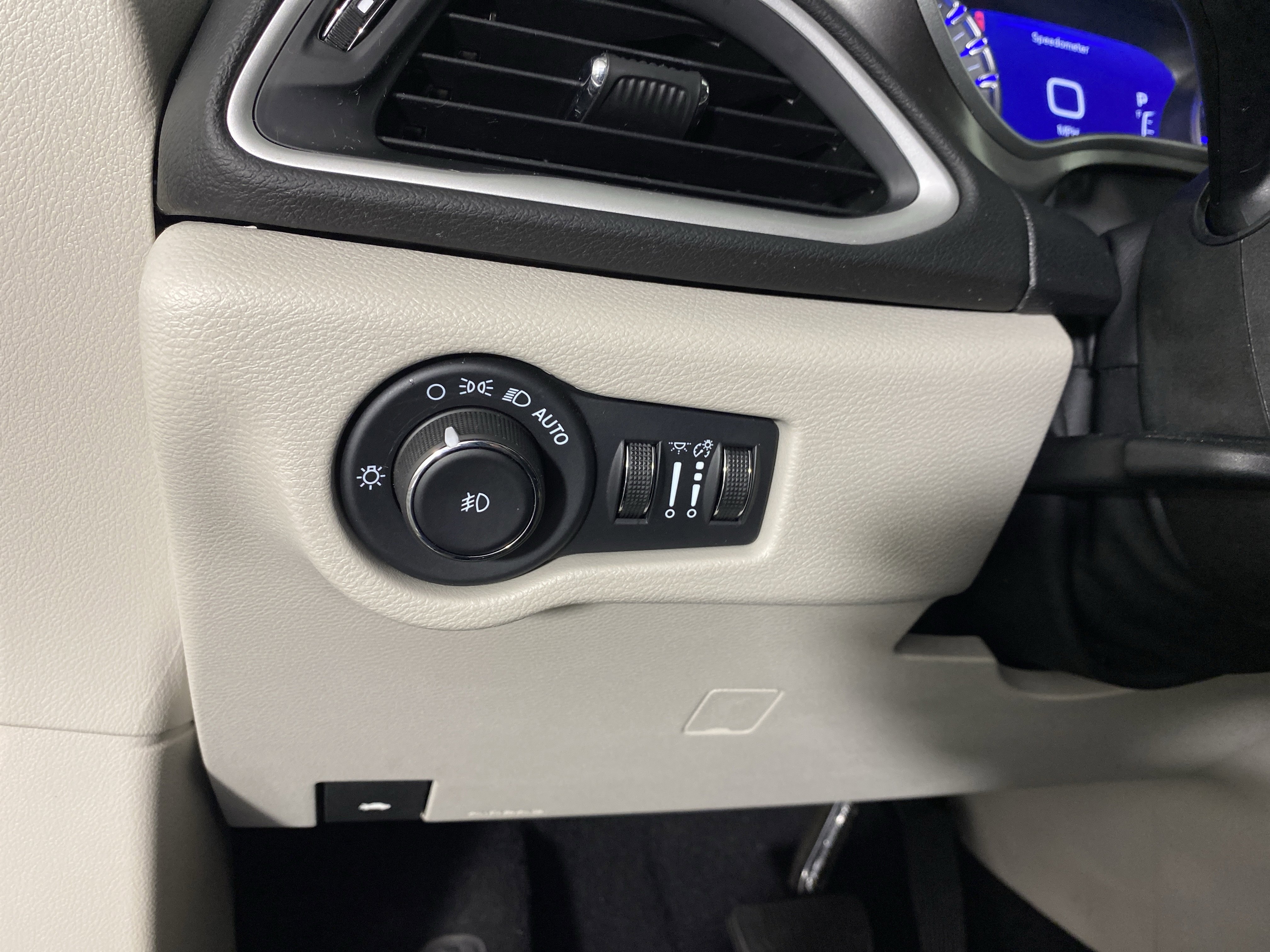 Used 2024 Chrysler Pacifica Touring-L image 36