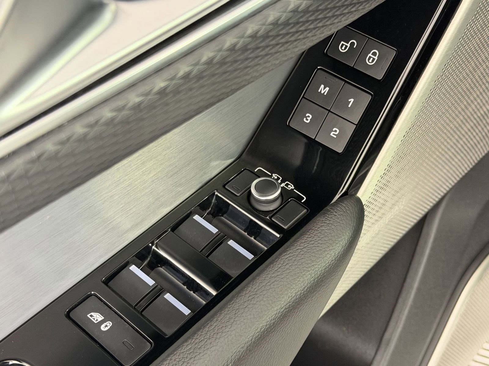 Used 2019 Land Rover Range Rover Velar R-Dynamic SE image 12