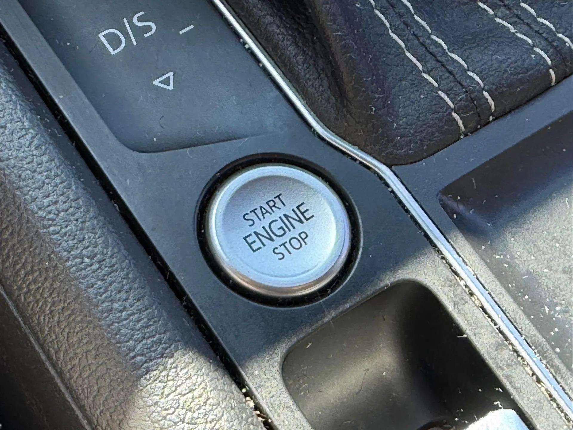 Used 2021 Volkswagen Atlas Cross Sport SE image 38