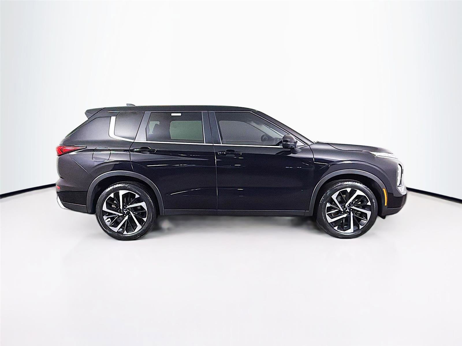 Used 2023 Mitsubishi Outlander SE image 8