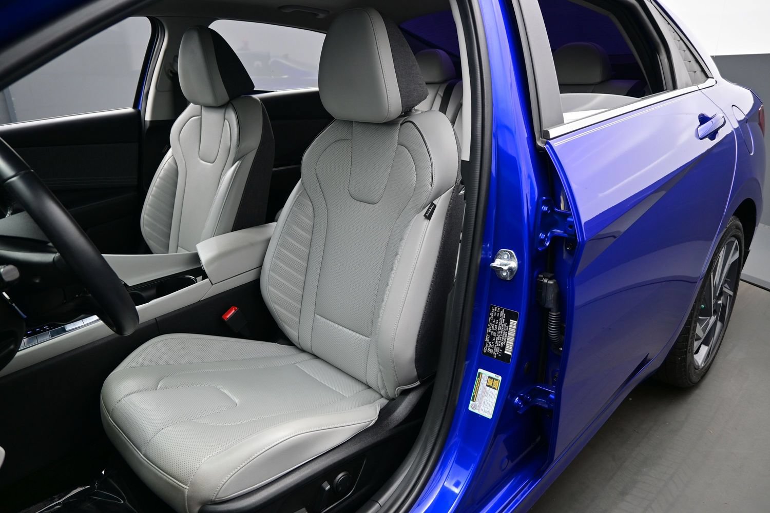 Certified 2025 Hyundai Elantra Limited FWD image 12