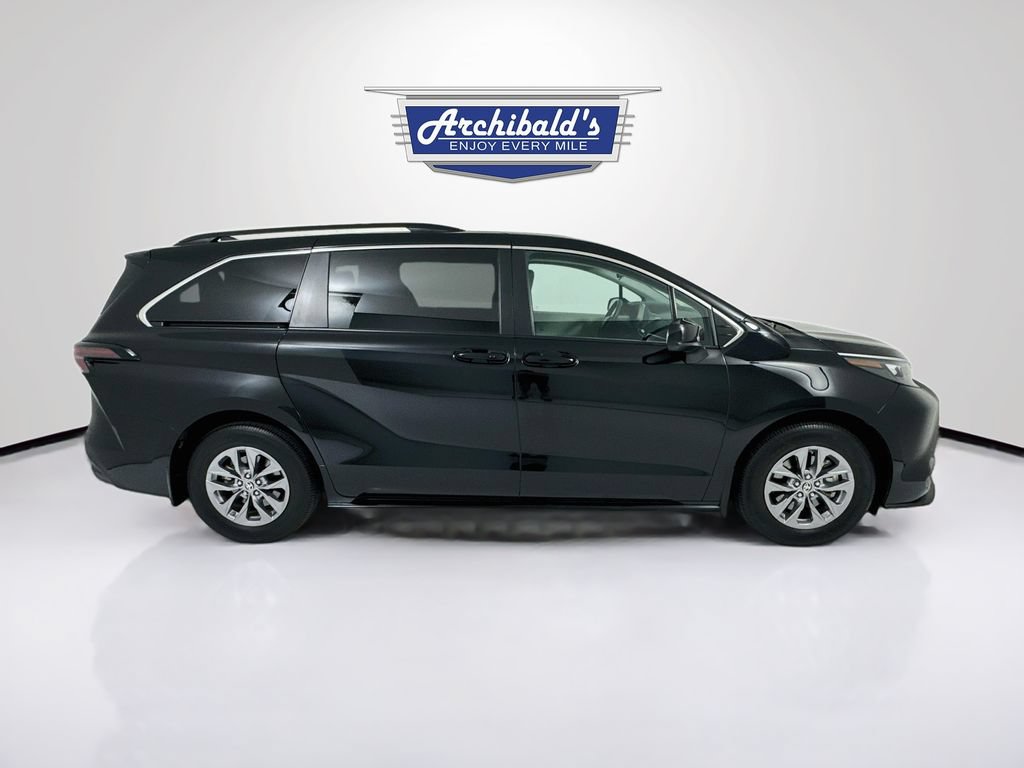 Used 2024 Toyota Sienna LE FWD image 9