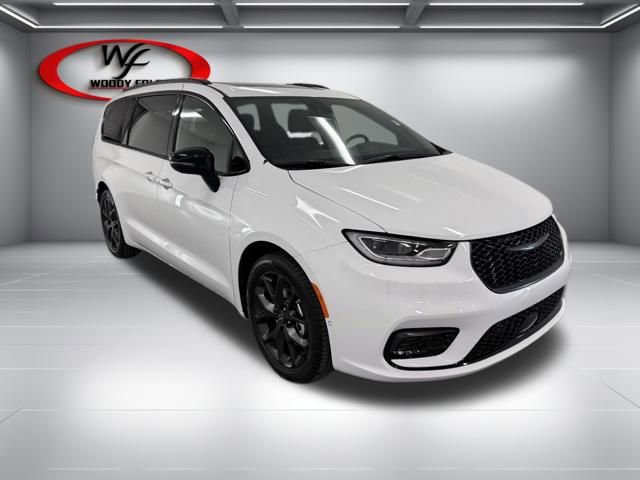 New 2026 Chrysler Pacifica Limited w/ S Appearance Package FWD image 3