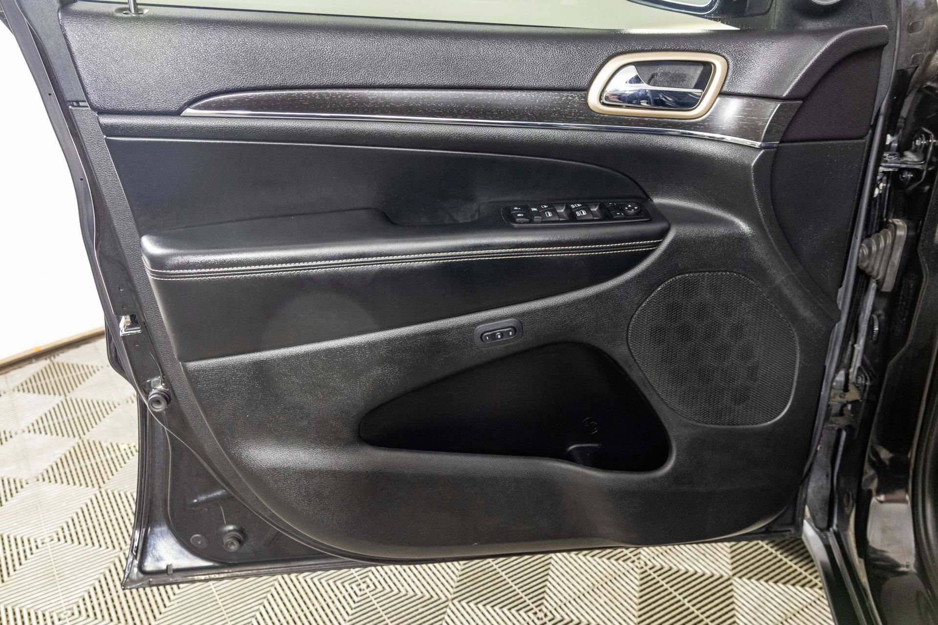 Used 2015 Jeep Grand Cherokee Limited image 38