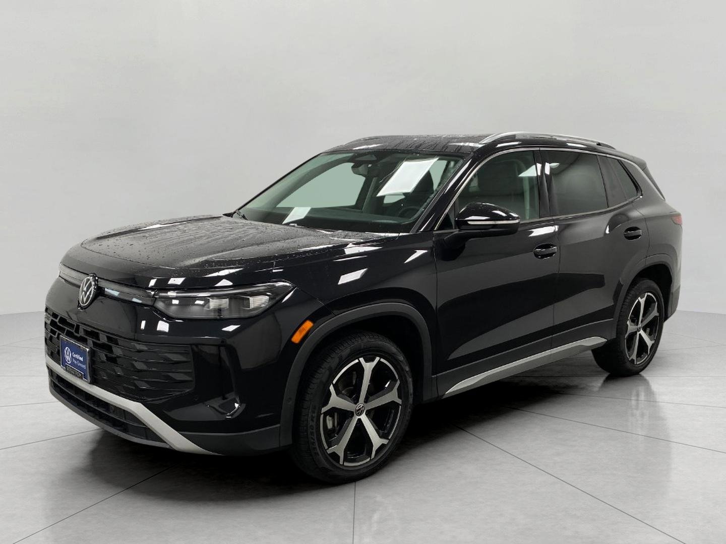 Certified 2025 Volkswagen Tiguan SE image 9