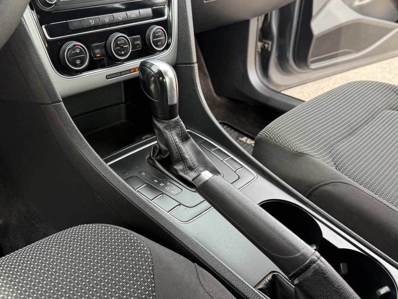 Used 2017 Volkswagen Passat 1.8T S image 18