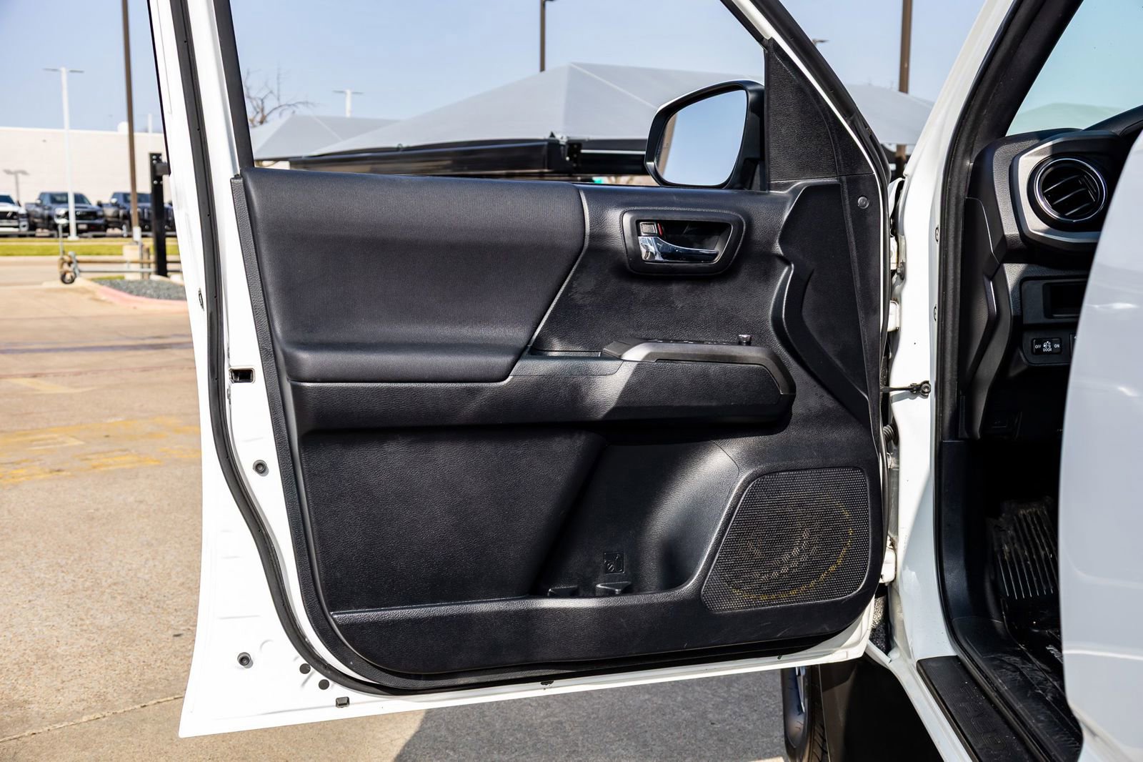 Used 2018 Toyota Tacoma TRD Off-Road w/ Technology Package image 34