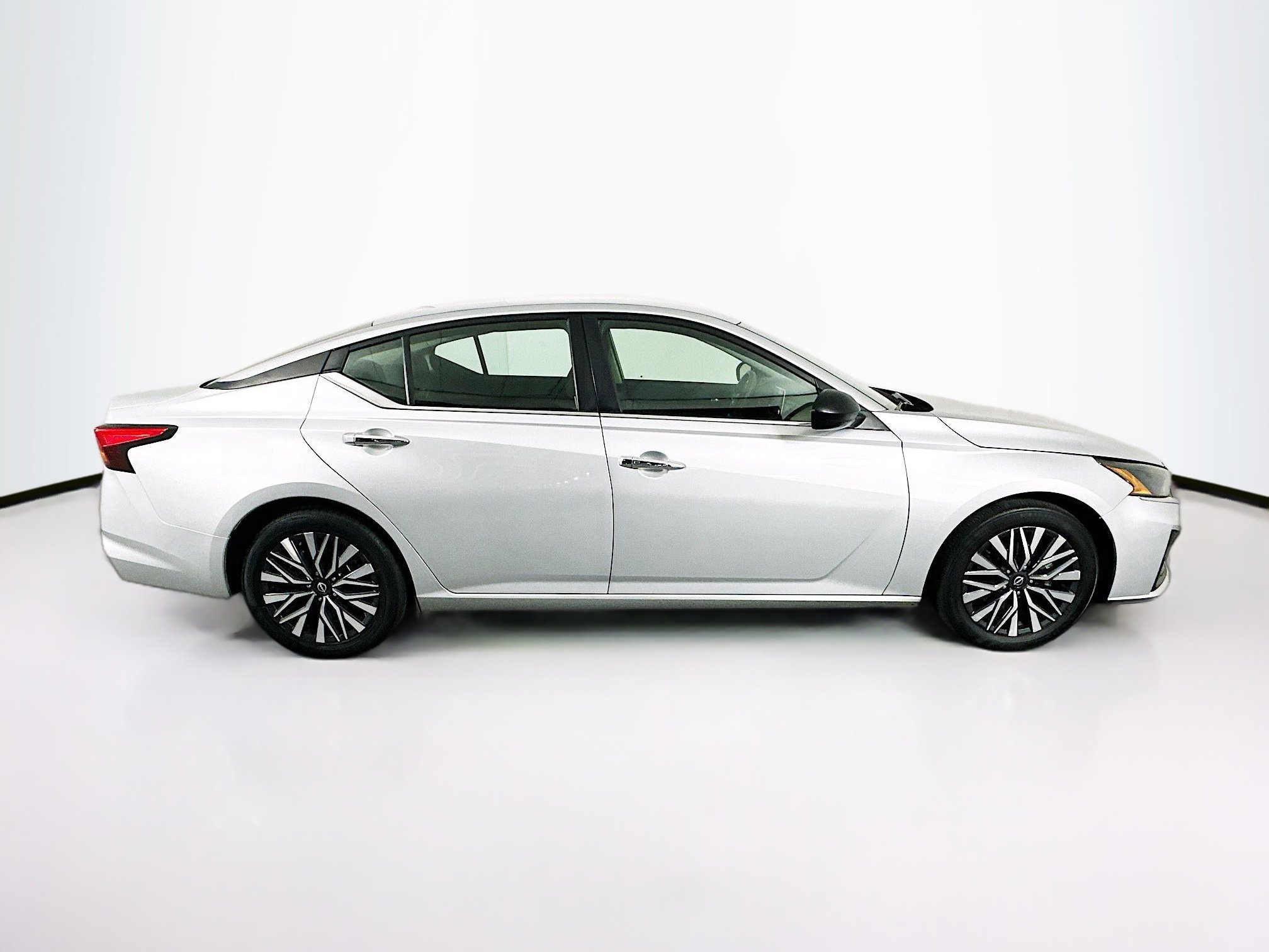 Used 2024 Nissan Altima 2.5 SV image 10