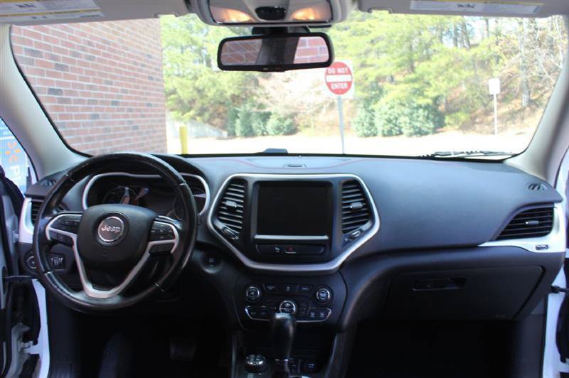 Used 2018 Jeep Cherokee Trailhawk AWD/4WD image 14