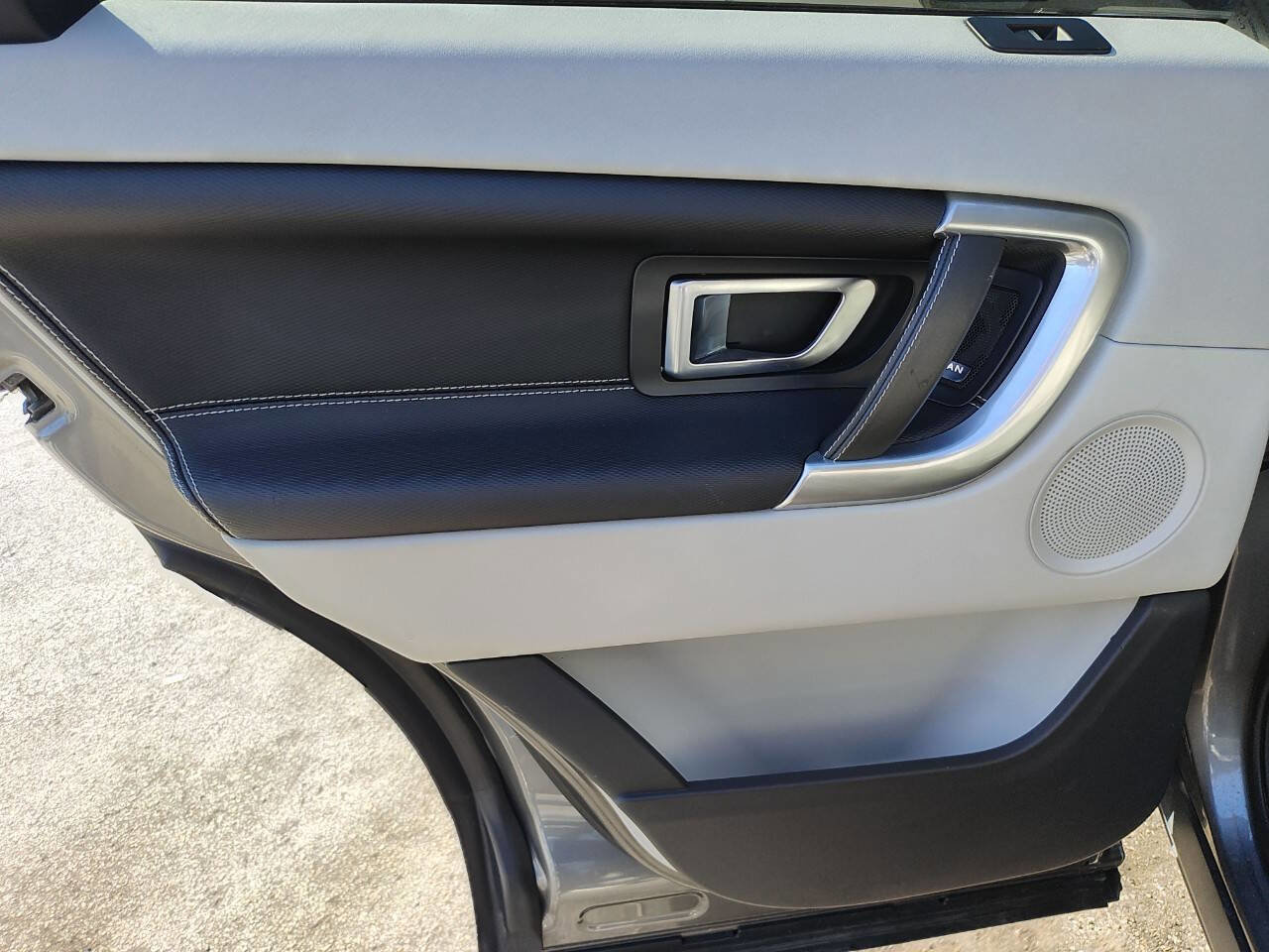 Used 2017 Land Rover Discovery Sport HSE image 37