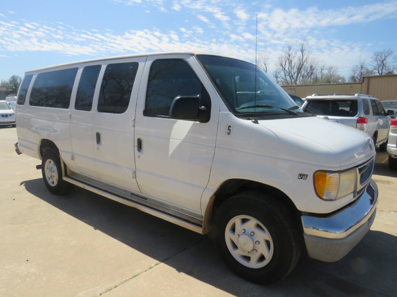Used 2001 Ford E-350 and Econoline 350 Club Wagon RWD image 3