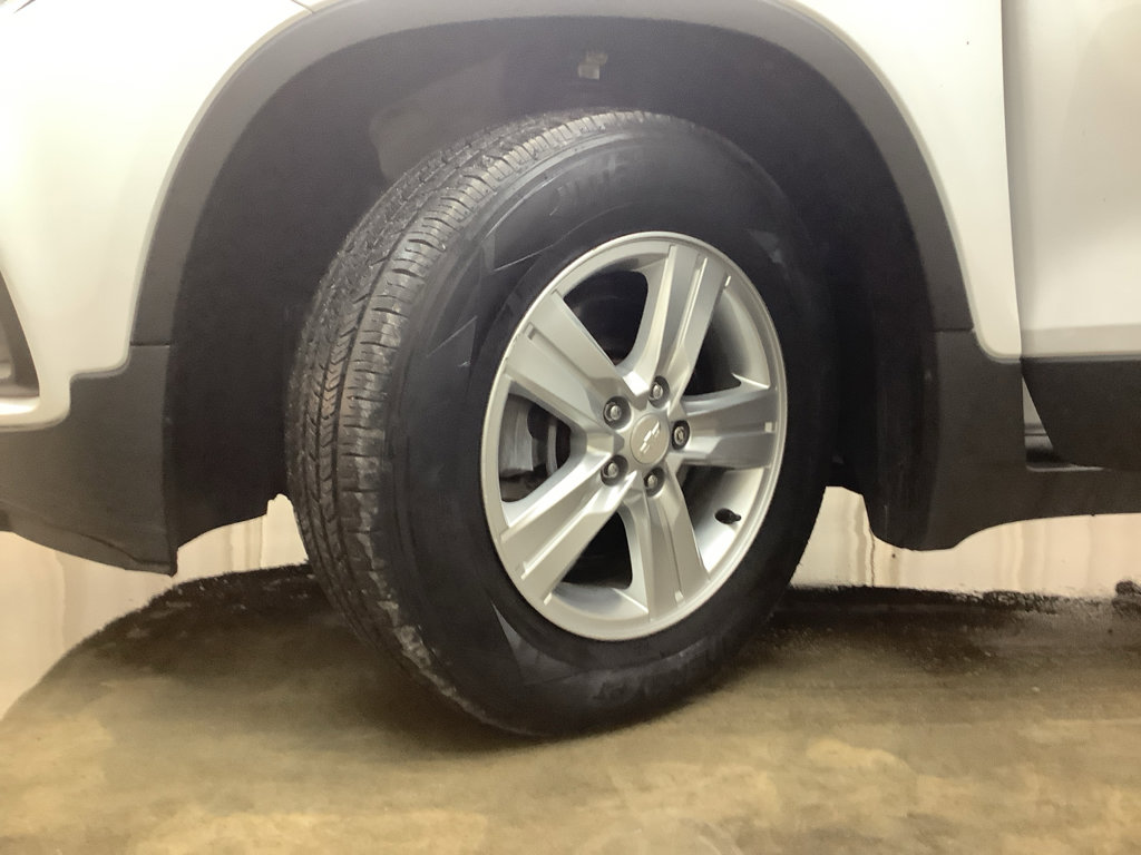 Used 2019 Chevrolet Trax LT w/ LT Convenience Package image 24
