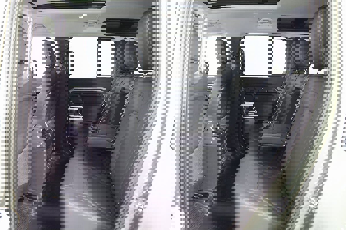 Used 2023 Land Rover Defender 110 S image 64