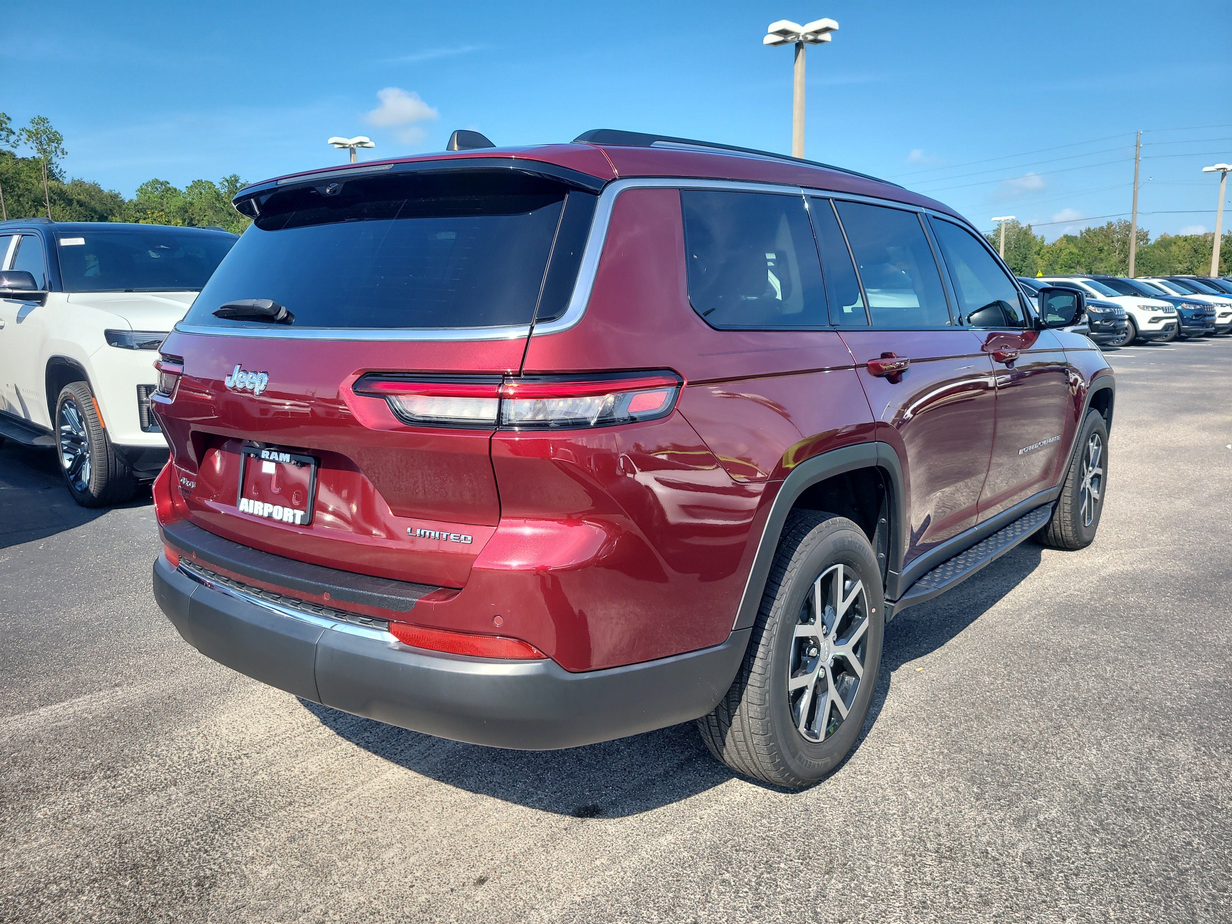 Used 2023 Jeep Grand Cherokee L Limited w/ Luxury Tech Group II AWD/4WD image 4