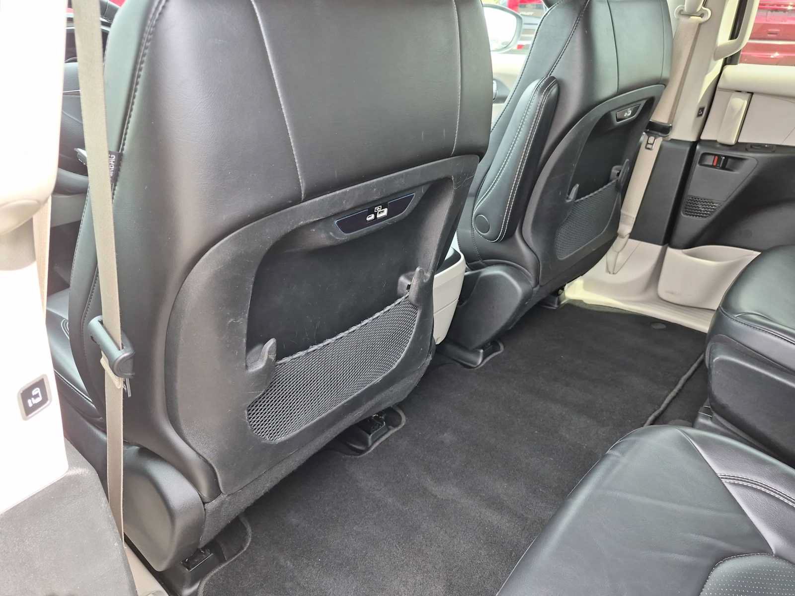 Used 2023 Chrysler Pacifica Touring-L FWD image 17